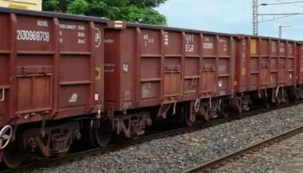 നിര്‍ത്തിയിട്ടിരുന്ന ഗുഡ്സ് ട്രെയിനിന് മുകളില്‍ക്കയറി സെല്‍ഫി; കാല്‍ തെന്നിയപ്പോള്‍ കയറി പിടിച്ചത് ഹൈ ടെന്‍ഷന്‍ ഇലക്‌ട്രിക് ലൈനില്‍: ഗുരുതരമായി പൊള്ളലേറ്റ 18കാരന്‍ ആശുപത്രിയില്‍