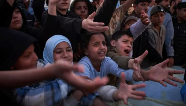 മരണംകാത്ത് ഇറാനികള്‍ കൈകോര്‍ത്തുനിന്നു; ഉദ്വേഗജനകമായ 90 മിനുട്ട്