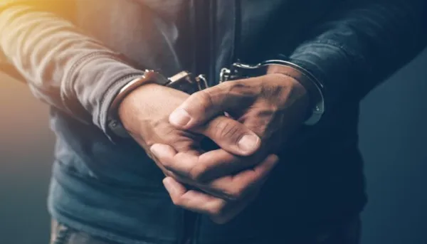 വെട്ടിച്ചിറ ടോള്‍ബൂത്തിലെ കമ്ബിയില്‍ കൈതട്ടി ടൂറിസ്റ്റ് ബസ് യാത്രക്കാര്‍ക്ക് പരിക്ക്;  ഡ്രൈവര്‍ അറസ്റ്റില്‍