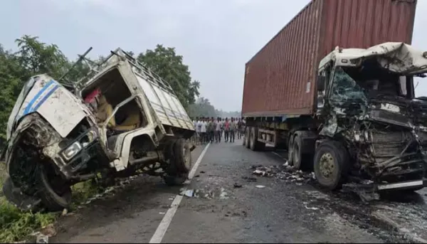 ట్రక్కును ఢీకొన్న కంటైనర్.. 13మంది మృతి