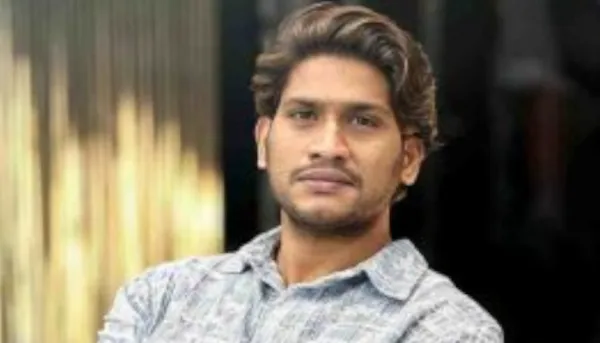 ജയിലില്‍ അടയ്ക്കപ്പെട്ട അടിമകളുടെ വീട്ടില്‍ തമ്പ്രാൻ ശിവൻ കുട്ടി സന്ദര്‍ശിച്ചു. വിപ്ലവ വിഷം കുത്തി കയറ്റി അക്രമത്തിനു ഇറക്കി വിട്ട ഈ ശിവൻ കുട്ടി ഉള്‍പ്പെടെ ഒറ്റ  ഒരുത്തന്റെ പേരിലും കേസില്ല. ഈ വീടിന്റെ കാഴ്ച പറയും സഖാക്കളും തമ്പ്രാൻമാരും തമ്മിലുള്ള യഥാര്‍ത്ഥ ബന്ധത്തിന്റെ കഥ. പാര്‍ട്ടിക്ക് വേണ്ടി കുടുംബം തകര്‍ത്തു സ്വന്തം ജീവിതം കളയുന്നവന്മാര്‍ ചിന്തിക്കട്ടെ, പരിഹാസവുമായി അഖില്‍ മാരാര്‍ ,