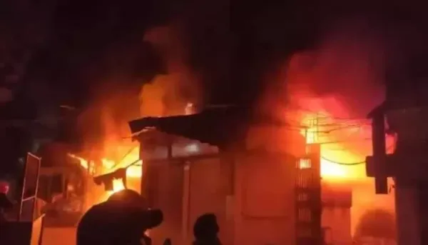 భారీ అగ్నిప్రమాదం..ఇద్దరు ఫైర్ సిబ్బంది మృతి