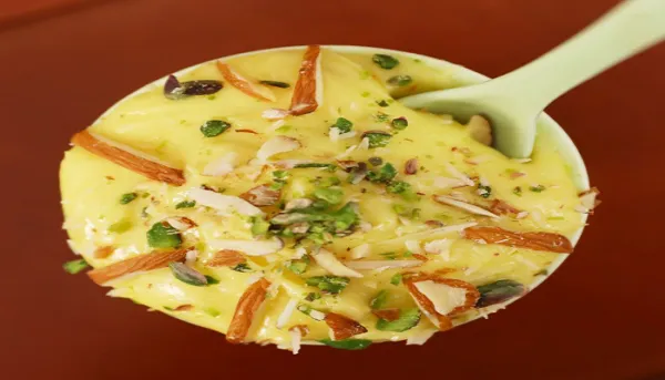 खाने के बाद मीठे में खाएं घर का बना श्रीखंड