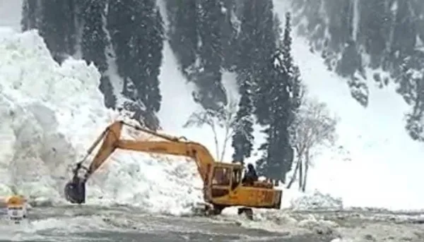 J-K: Avalanche blocks Bhaderwah-Pathankot road, BRO clears path