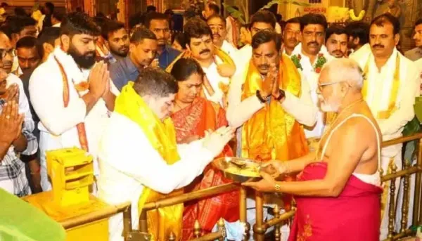 Yadadri Bhuvanagiri: పోటెత్తిన భక్తులతో ఆలయాలు కిటకిట