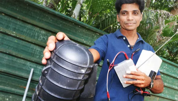 പാമ്പ് കയറിയാല്‍ സൈറണ്‍ മുഴങ്ങുന്ന സ്നേക്ക് ക്യാച്ചര്‍; പാമ്പിനെ സുരക്ഷിതമായി പിടികൂടാൻ പുതിയ ഉപകരണം വികസിപ്പിച്ചെടുത്ത് മുഹമ്മ സ്വദേശി ഋഷികേശ്