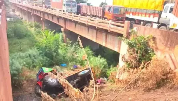 ట్యాంకర్ - ట్రాక్టర్ ఢీ.. ఒకే కుటుంబానికి చెందిన ఏడుగురు మృతి