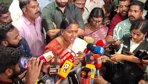 'ആ വെള്ള ചുരിദാര്‍കാരി എന്റെ കാറില്‍ കയറിയിട്ടില്ല!' ബിജെപി ജയിക്കുമെന്ന് ഉറപ്പായപ്പോള്‍ ഉണ്ടാക്കിയ വ്യാജ ദൃശ്യങ്ങള്‍; വോട്ടിന് നോട്ട് ആരോപണം ഉണ്ടയില്ലാ വെടി, തിരക്കഥ തയാറാക്കി തന്നെ വേട്ടയാടി; കാര്‍ തടഞ്ഞത് കോണ്‍ഗ്രസ് പ്രവര്‍ത്തകര്‍ അശ്ശീല ആംഗ്യം കാണിച്ചതിനാല്‍; വോട്ടിന് പണം വിവാദത്തില്‍ ശോഭ സുരേന്ദ്രന്റെ വിശദീകരണം