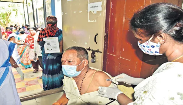 హెచ్ఎండీఏలో కరోనా వ్యాక్సినేషన్ పూర్తి