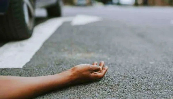 రెండు బస్సుల మధ్య బైకు.. బ్యాంకు మేనేజర్ మృతి