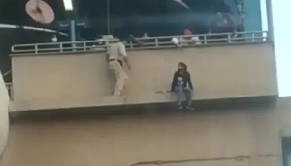 മെട്രോ സ്റ്റേഷനില് നിന്ന് ആത്മഹത്യയ്ക്ക് ശ്രമിച്ച യുവതിയെ രക്ഷിക്കാന് പോലീസ് എത്തി