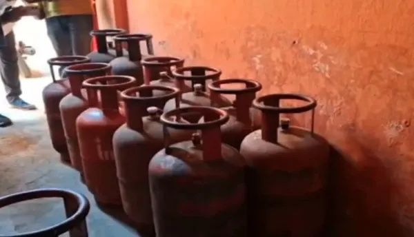 LPG Blackmarket: ରାଜ୍ୟରେ ଏଲପିଜି କଳାବଜାରୀ :୩୪୩୫  ସିଲିଣ୍ଡର ଜବତ,୫  ଗିରଫ