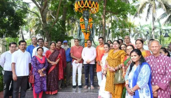 ମହାନ ବିପ୍ଳବୀ ଧରଣୀଧର ନାଏକ (ଭୂୟାଁ)ଙ୍କ ଜୟନ୍ତୀରେ ମାଲ୍ୟାର୍ପଣ ଓ ଶ୍ରଦ୍ଧାଞ୍ଜଳି