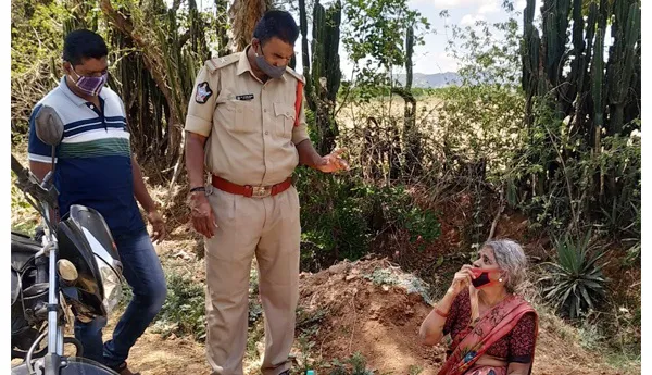 మానవత్వం చాటుకున్న పోలీసులు: విలేకరి విన్నపానికి స్పందన