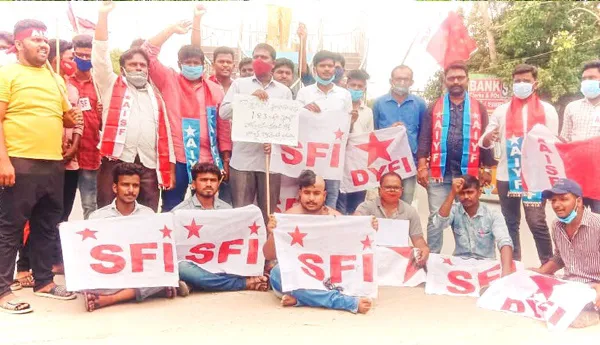 కొత్త జాబ్ క్యాలండర్ కోసం అర్ధ గుండుతో నిరసన