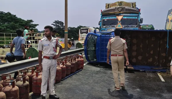 Bhubaneswar: Gas Cylinder laden Truck Overturns on Overbridge, watch