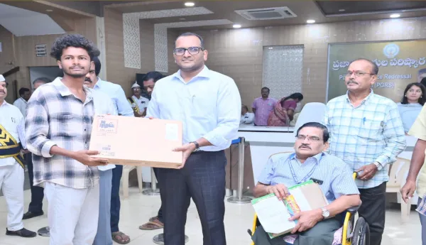 విభిన్న ప్రతిభావంతులకు ఉచితంగా ల్యాప్ టాప్, మొబైల్ ఫోన్లు అందజేత