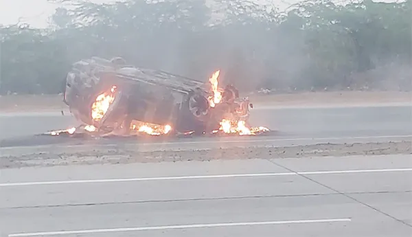 ఎమర్జెన్సీ ల్యాండింగ్‌ రన్వే పై బోల్తాపడిన కారు