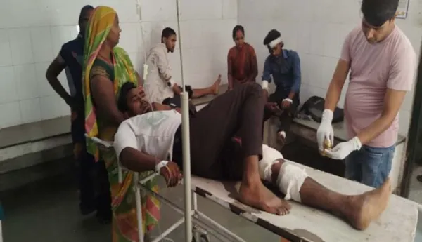 तेज रफ्तार ट्रैक्टर की टक्कर से बाइक सवार तीन युवक गंभीर