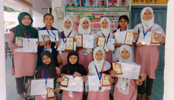 प्रतिभा सम्मान समारोह में मेधावी छात्राएं सम्मानित, नए सत्र का शुभारंभ