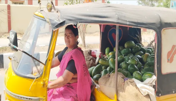 వ్యాపారం చేసే మహిళలకు ఆదర్శంగా తుంపెర కళావతి