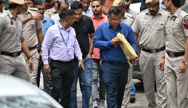 పవన్‌ ఖేరా నివాసంలో అస్సాం పోలీసుల సోదాలు