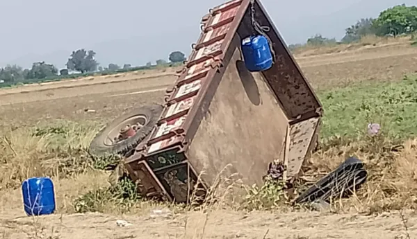 గోతిలో పడిన వ్యవసాయ కూలీల ట్రాక్టర్