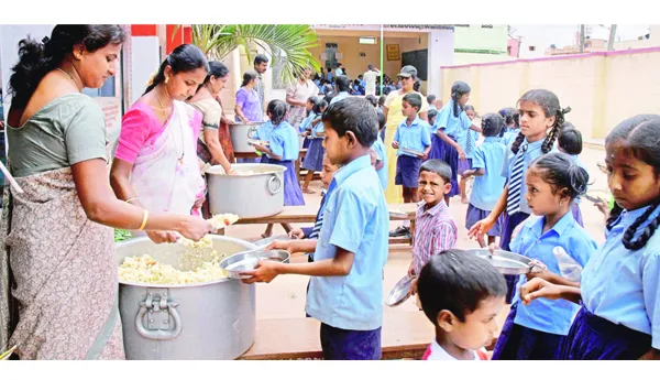 మధ్యాహ్న భోజన పథకం ప్రైవేటీకరణ