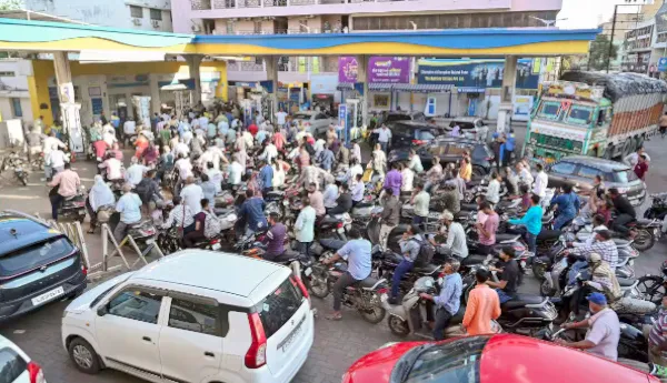 పెట్రోల్ కోసం క్యూ లో గంటలతరబడి 'శవం`