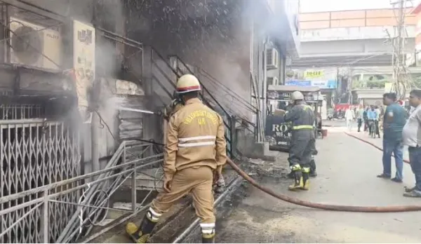 लखनऊ :  नाका में बैंक ऑफ बड़ौदा के पास लगी आग, दुकान व गोदाम जलकर राख