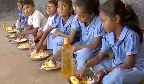 ପିଲାଙ୍କ ମିଛ ଉପସ୍ଥାନ ଦେଖାଇ ଲୁଟିଲେ ମଧ୍ୟାହ୍ନ ଭୋଜନ