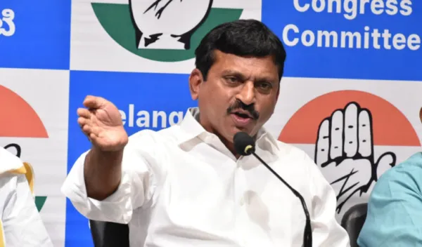 Amidst growing opposition among public Khammam Congress leaders rely on Praja Darbars