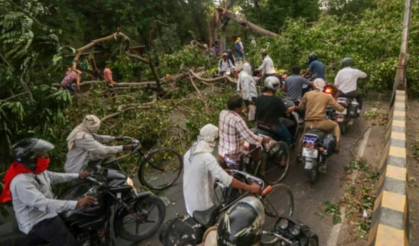 Storm kills 33 in Uttar Pradesh districts, CM orders relief