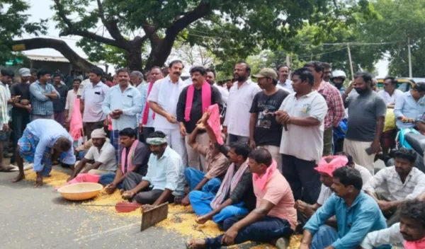 Maize, paddy farmers take to streets, lock up PACS CEO in office in Khammam