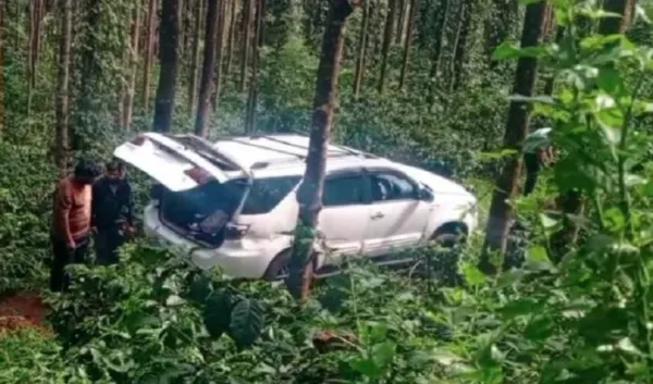 ತೋಟಕ್ಕೆ ನುಗ್ಗಿದ ಕಾರು: ಪ್ರವಾಸದಿಂದ ಹಿಂತಿರುಗುತ್ತಿದ್ದ 6 ಮಂದಿ ಪಾರು!