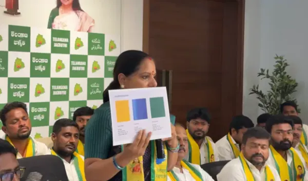 పార్టీ జెండా గద్దె నమూనా ఆవిష్కరించిన కవిత