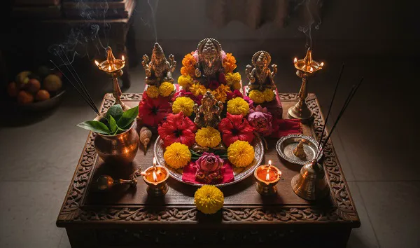 हिंदू पूजा पद्धति के 30 अनिवार्य नियम: जानें सही विधि ताकि मिले पूजन का पूर्ण फल