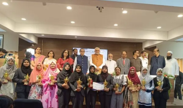 حجاب پہننے والی طالبات سماجی دقیانوسی سوچ کو توڑتے ہوئے معاشرے کے لیے مثال بن رہی ہیں: عائشہ خانم