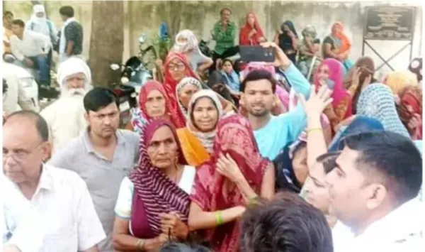 मथुरा में स्मार्ट मीटर के खिलाफ महिलाओं का फूटा गुस्सा, विघुत सब स्टेशन घेरकर किया जोरदार प्रदर्शन