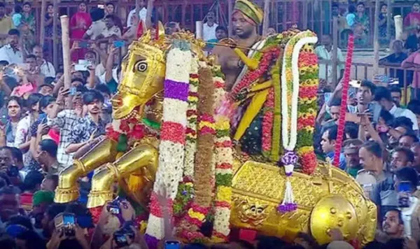 பச்சை பட்டுடுத்தி வைகை ஆற்றில் இறங்கினார் கள்ளழகர்.. 'கோவிந்தா' முழக்கத்துடன் லட்சக்கணக்கான பக்தர்கள் வரவேற்பு!