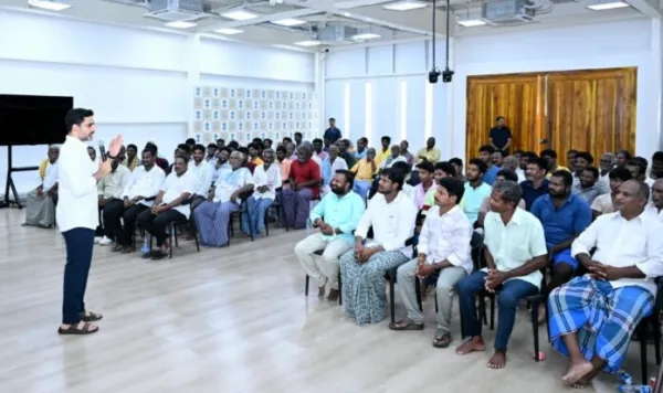 వంద బోట్లతో సీఎం ఇంటికి మత్స్యకారులు.. లోకేష్ ఆత్మీయ ఆహ్వానం
