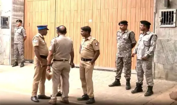 టీవీకే ఆధిక్యం.. విజయ్ ఇంటి వద్ద భారీ భద్రత