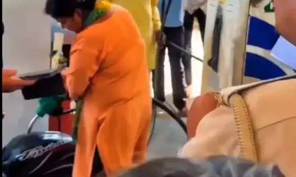 సిత్రం కాకపోతే మరేంటి? పెట్రోల్ కోసం ఏకంగా 'బైక్ ట్యాంక్' పట్టుకొచ్చాడు!