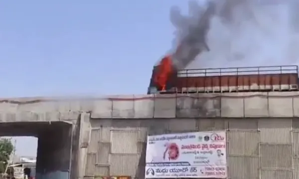 బ్రిడ్జిపై అగ్ని ప్రమాదం.. లారీలో చెలరేగిన మంటలు