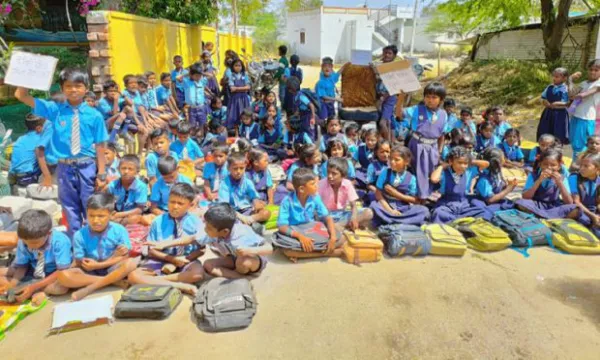 ಕನಕಗಿರಿ: ಅಮಾನತಾದ ಮುಖ್ಯ ಶಿಕ್ಷಕನನ್ನು ಕರೆ ತರುವಂತೆ ವಿದ್ಯಾರ್ಥಿಗಳ ಪ್ರತಿಭಟನೆ