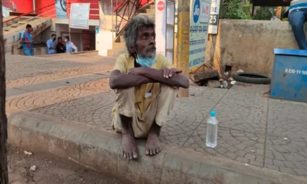 ಕೋವಿಡ್ ಆಸ್ಪತ್ರೆ ಹೊರಗೆ ಅಪರಿಚಿತ ವ್ಯಕ್ತಿ: ಜನರಲ್ಲಿ ಆತಂಕ