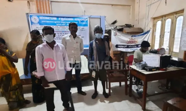 ಗಂಗಾವತಿ: ಸರ್ವರ್ ಸಮಸ್ಯೆಯಿಂದ ಆಧಾರ್ ತಿದ್ದುಪಡಿಗೆ ಪರದಾಡುತ್ತಿರುವ ಜನರು