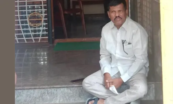 ಎಂಎಸ್ಐಎಲ್ ಮಳಿಗೆ ತೆರೆಯಲು ಆಗ್ರಹ: ಅಬಕಾರಿ ಕಚೇರಿ ಎದುರ ಶಾಸಕ ಧರಣಿ