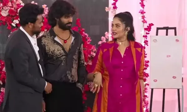 ఈ పింక్ లిప్స్ ఎవ్వరివిరొమాంటిక్ నైట్ లో హాట్ టాస్క్