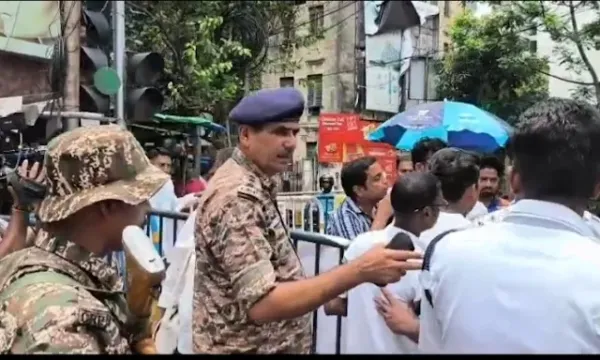 গণনা কেন্দ্রে বিজেপির পতাকা লাগানো গাড়ি! তুমুল উত্তেজনা ভবানীপুরে